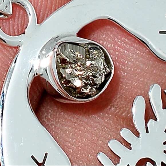 Handmade Silver tree of life pendant with gemstone - Picture 4 of 4